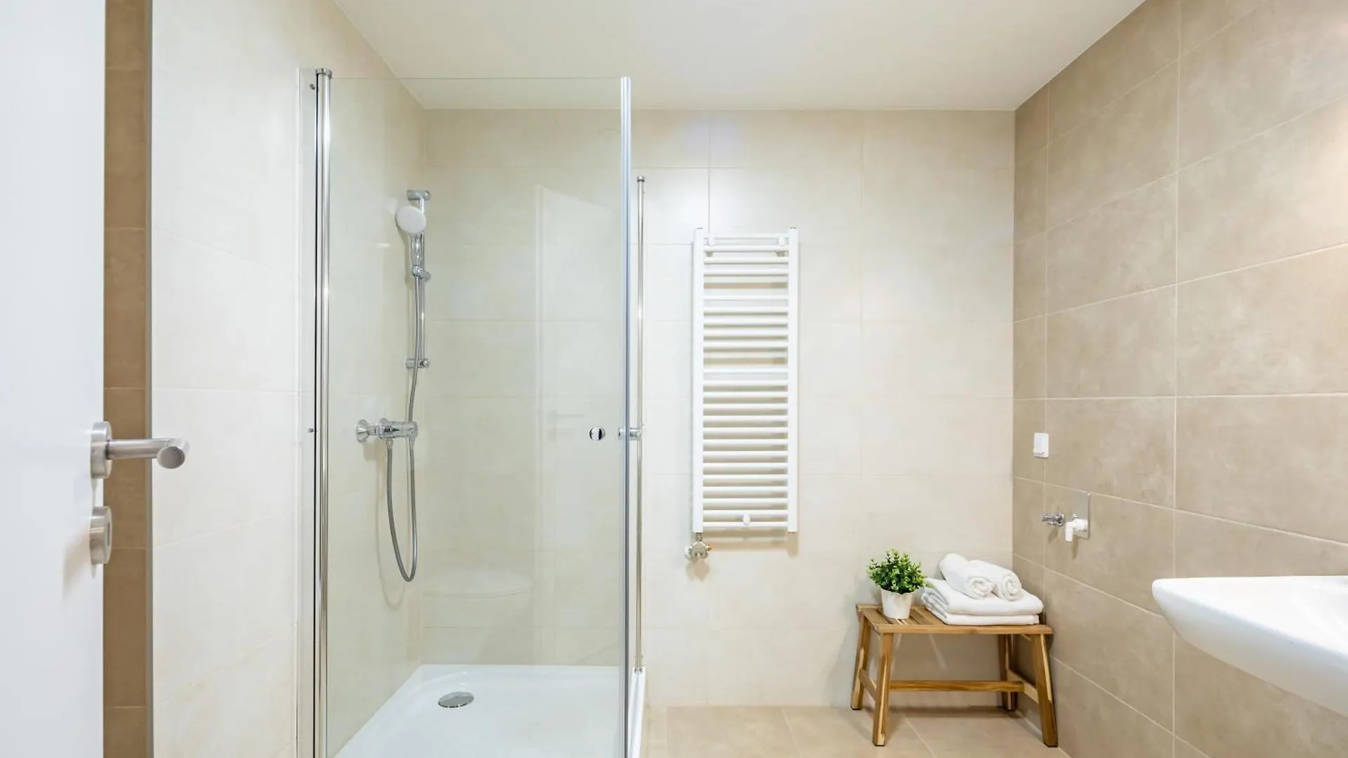 Spacious City Oasis - Modern Design Budapest